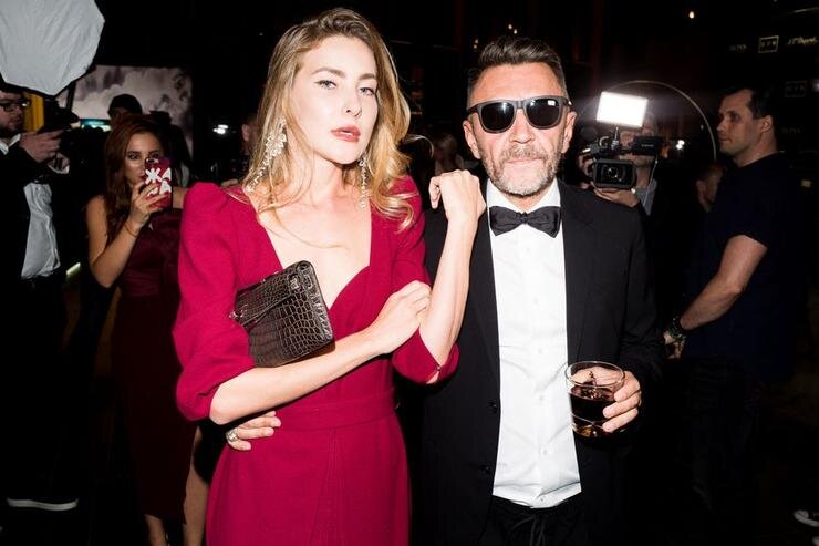 Сергей Шнуров. Лидер группы «Ленинград» не перестает  быть в центре внимания. Еще на прошлой неделе, новостные издания  гудели о его громком разводе, как теперь он появился на публике с новой обворожительной спутницей. От любых комментариев музыкант пока что воздерживается. 