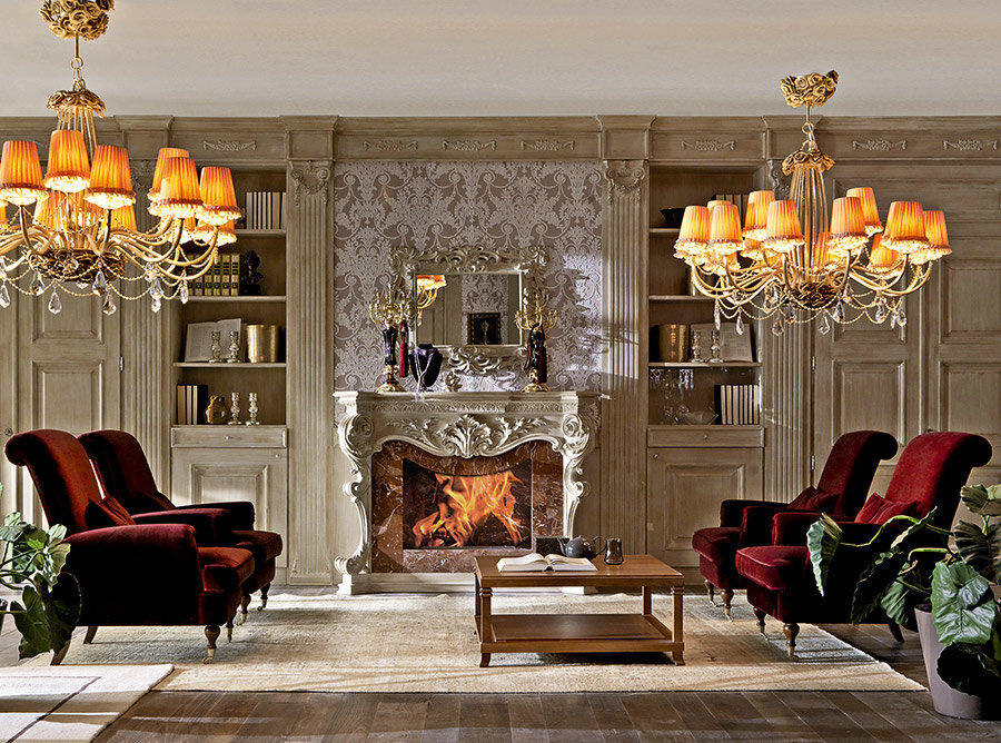 Интересный прием — скульптурный декор камина повторяется в рисунке обоев на стене за ним (New Design Porte, Италия)