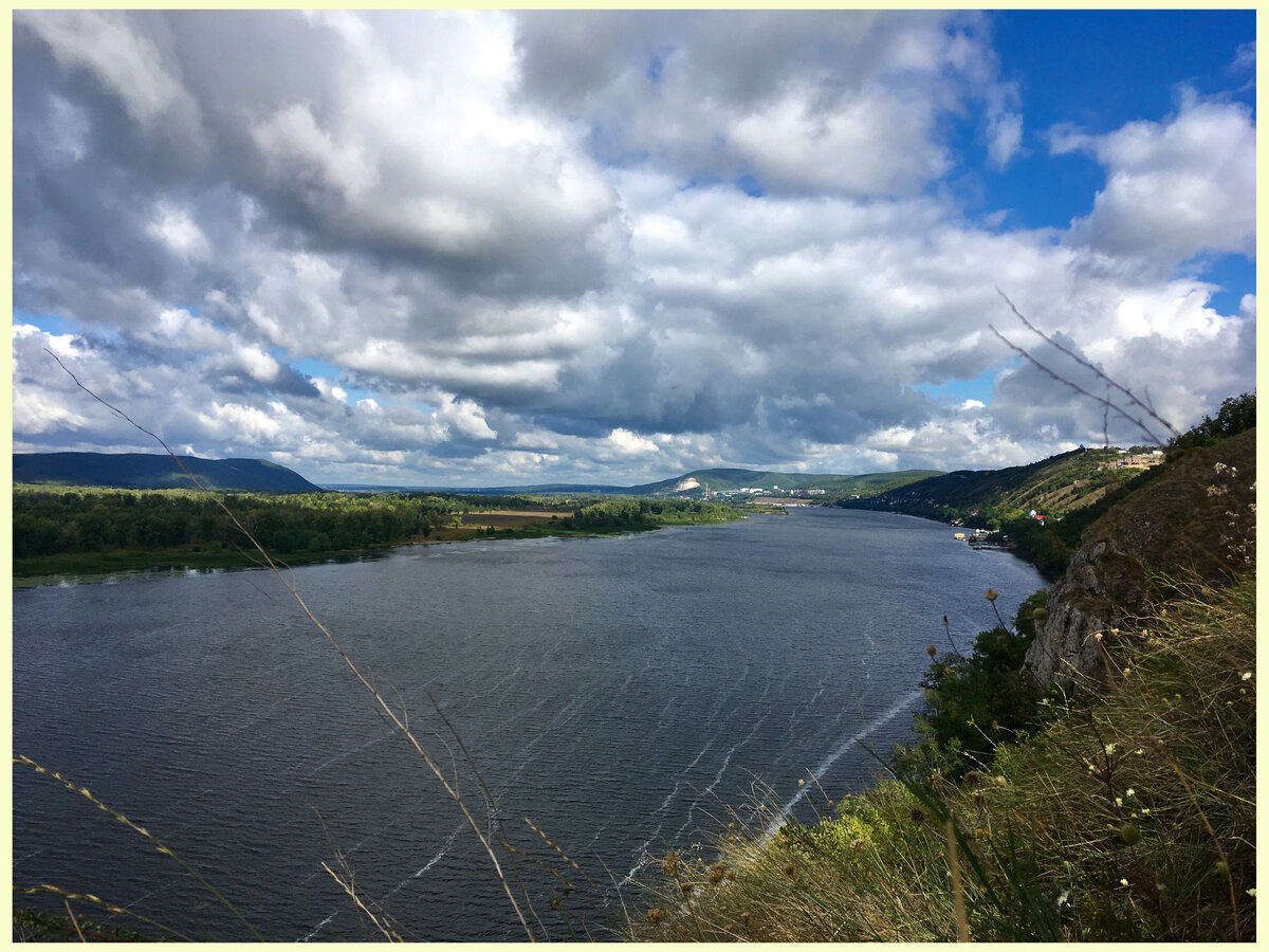 Это вид на Жигулевские ворота - с правой стороны Сокольи горы, а с левой - Жигулевские  