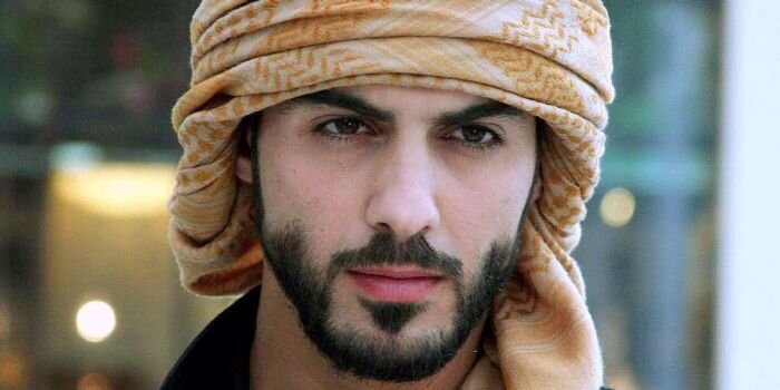 Наш мир украшен и по-настоящему благословлен горячими, красивыми, трудолюбивыми и умными парнями с великими личностями. Есть так много красивых и лихих мужчин, среди которых в основном ниже 30. Они делают все возможное, чтобы их поклонники чувствовали себя гордыми и счастливыми. 
Этот список упакован с красивым мужчинами, бушующим в современном мире, Давайте посмотрим на топ-10 самых красивых мужчин в мире в 2018 году