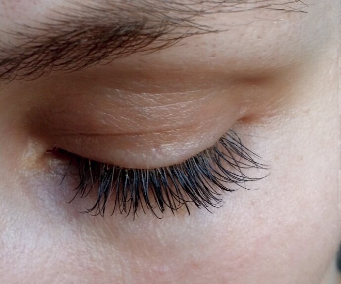 Фото на телефон, да ещё моими ручками, поэтому простите за качество. ресницам на фото 3 недели.