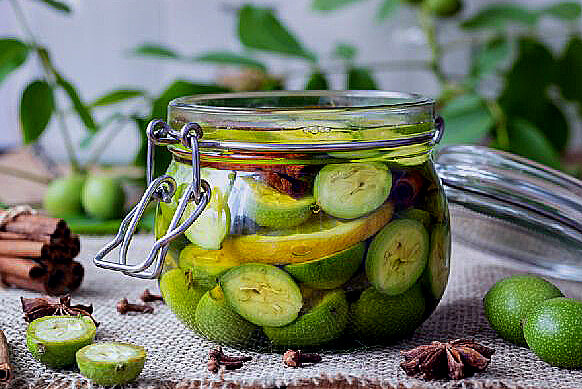 Настойка из орехов и алкоголя