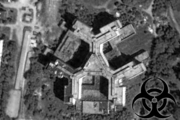 Идея создания грандиозного больничного комплекса на 1300 койко-мест родилась в умах столичных властей в 1980 году. Для сравнения, в нынешнем НИИ им. Склифософского — 900 мест. Для строительства комплекса был выбран район Ховрино, где в то время вообще не было ни одной больницы. Несколько именитых архитекторов взялись за создание и реализацию проекта. Строительство длилось 5 лет, за это время было решено отдать больницу Ховринскому районному управлениюВ итоге к 1985 году недалеко от трассы на Санкт-Петербург уже возвышалась 10-этажная громадина в стиле послевоенного брутализма, лавировавшего между практичностью и эстетикой. С тех самых пор и началась эра ХЗБ: история больницы прервалась, уступив место многочисленным легендам, слухам. Проект приостановили, а затем и вовсе закрыли. Во время Перестройки уже никому не было дела до незавершенного монументального строения.Так почему же ХЗБ заброшена?Возникает закономерный вопрос: если городу, а затем району так необходима была Ховринская больница, почему не достроили здание? Что именно заставило властей заморозить проект, доподлинно не известно. Существует две основные версии: нехватка средств и проблемы с фундаментом.Говорят, что на месте здания ранее находилось кладбище, но на самом деле фундамент был заложен в эпицентре болотистой свалки. Болото осушили, но, видимо, неправильно. Это привело к затоплению подвалов сооружения ещё во время строительства. Исправить оплошность проектировщиков не удалось, шансы на прохождение принимающей комиссии тяготели к нулю, так как больница могла в любой момент рухнуть, похоронив под обломками все 1300 коек вместе с аппаратурой, персоналом и пациентами. Представив масштабы возможной катастрофы, проект запретили и закрыли. Недострой обнесли забором и колючей проволокой, выставили охрану, которая спустя недолгое время самоустранилась, бросив объект на произвол судьбы. Вот тогда и началось самое интересное.Некоторое время по коридорам Ховринки разгуливал один лишь ветер. А затем к нему присоединилась некая секта сатанистов, называвших себя Немостор.