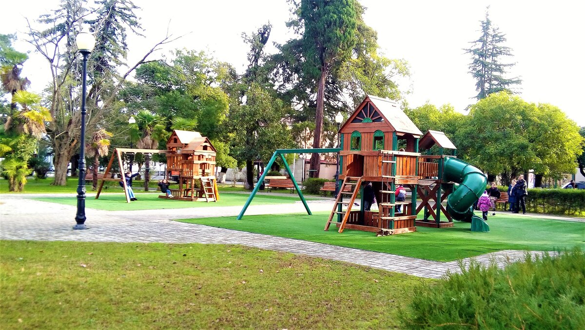 Детская площадка в Городском парке. Сухум. Январь 2019 г.