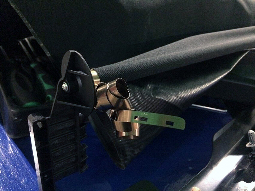 Неисправная шторка люка. На фото видно как ткань отклеилась от ленточного механизма. Если ткань не повреждена, шторку люка можно восстановить