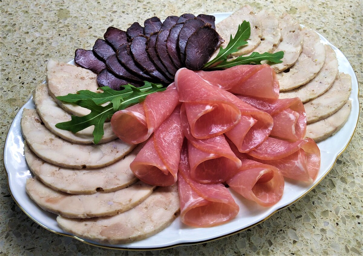 Мясная нарезка на праздничный стол. Мясная нарезка на праздничный стол. Украшение мясной нарезки. Красиво нарезать колбасу. Красивая нарезка колбасы и сыра.