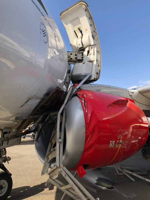 Двигатель одного E190 находится под другим E190.