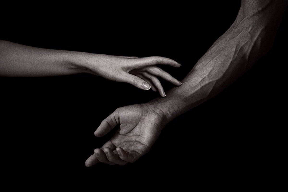 Руки влюбленных. Руками ее можно даже. Касание рук мужчины и женщины. Красивые мужские руки. Руками ее можно даже.