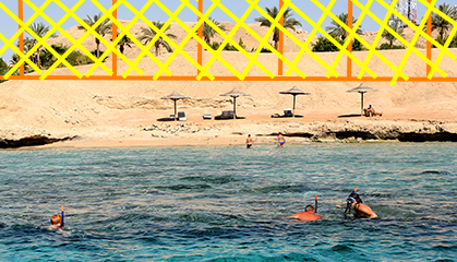 часть стены должна быть из колючей проволоки...Вид на пляже будет просто изумительный...