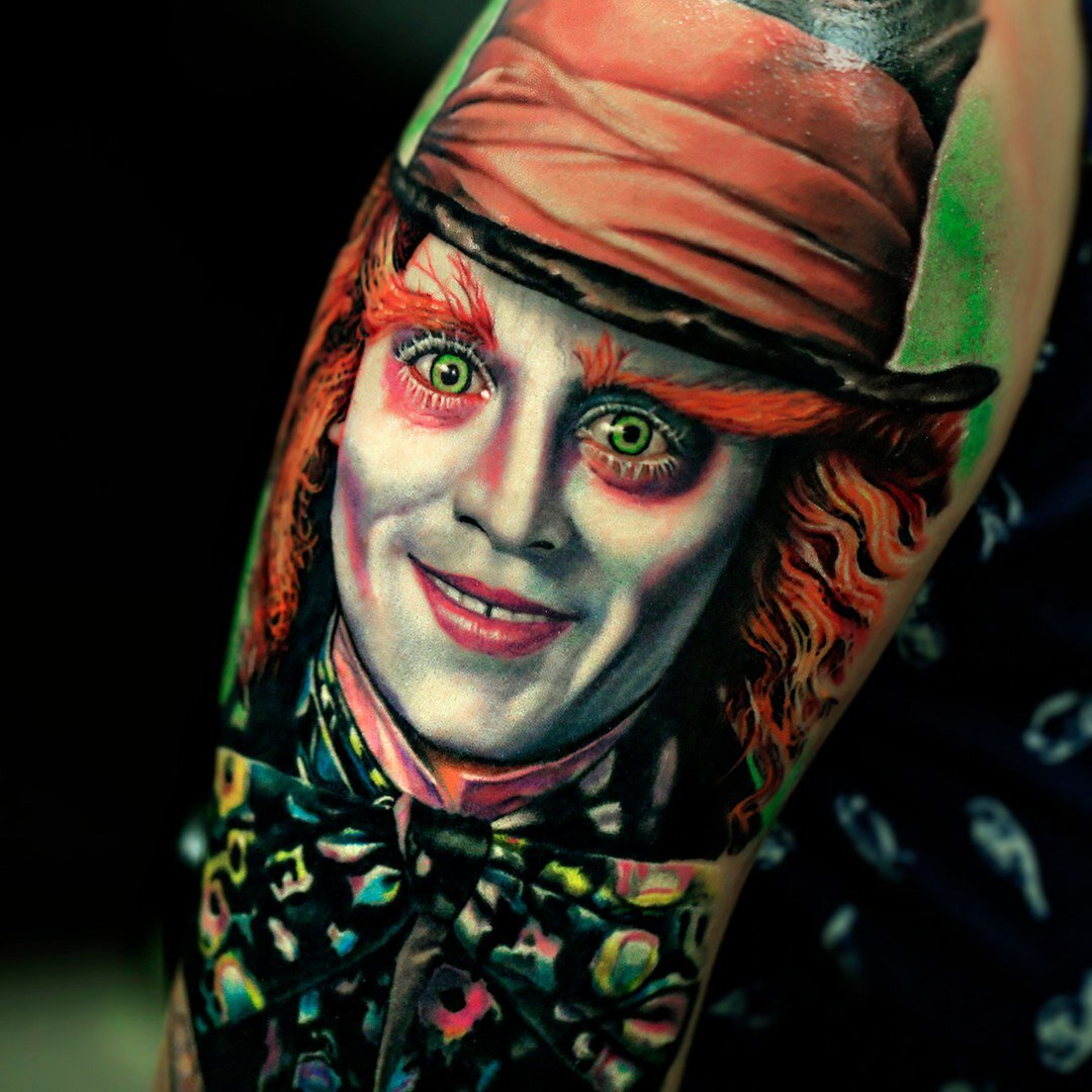 Шляпник из Алисы, искать смысл в этой татуировке можно бесконечно! Ведь он с ума сошёл, спятил. Открою вам секрет - безумцы всех умнее