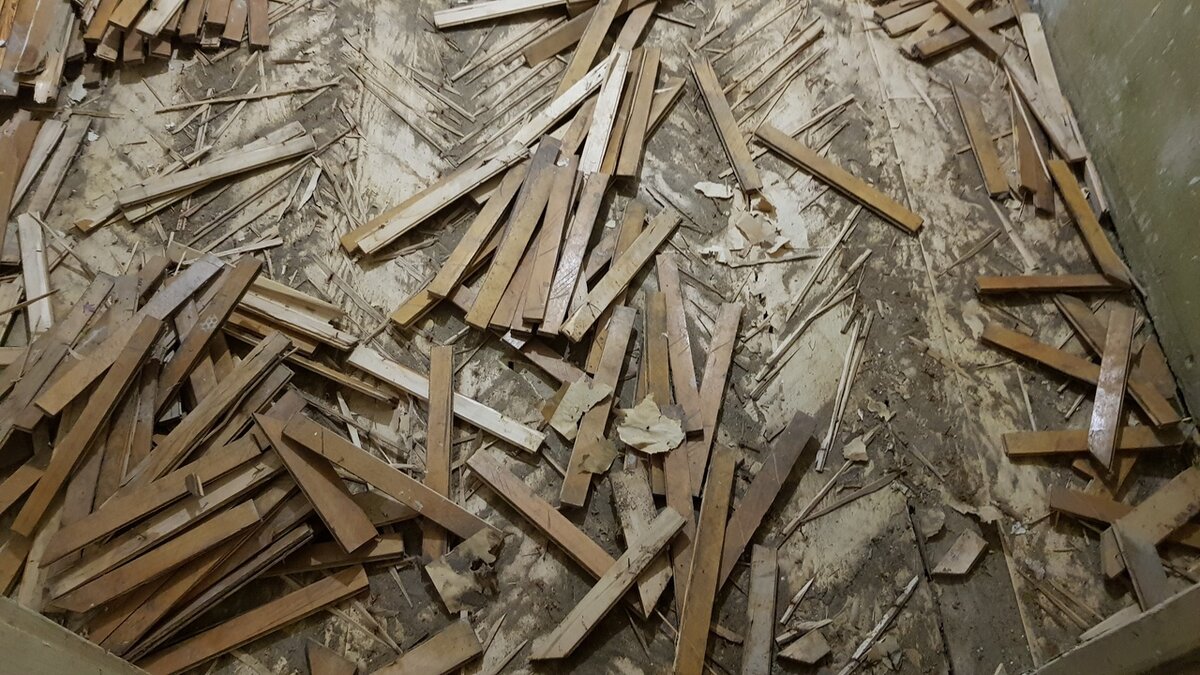 Ответ на вопрос: "А почему, когда я пылесошу и мою пол в комнате, буквально через полчаса-час он снова покрывается пылью?!" И да, действительно, почему...?