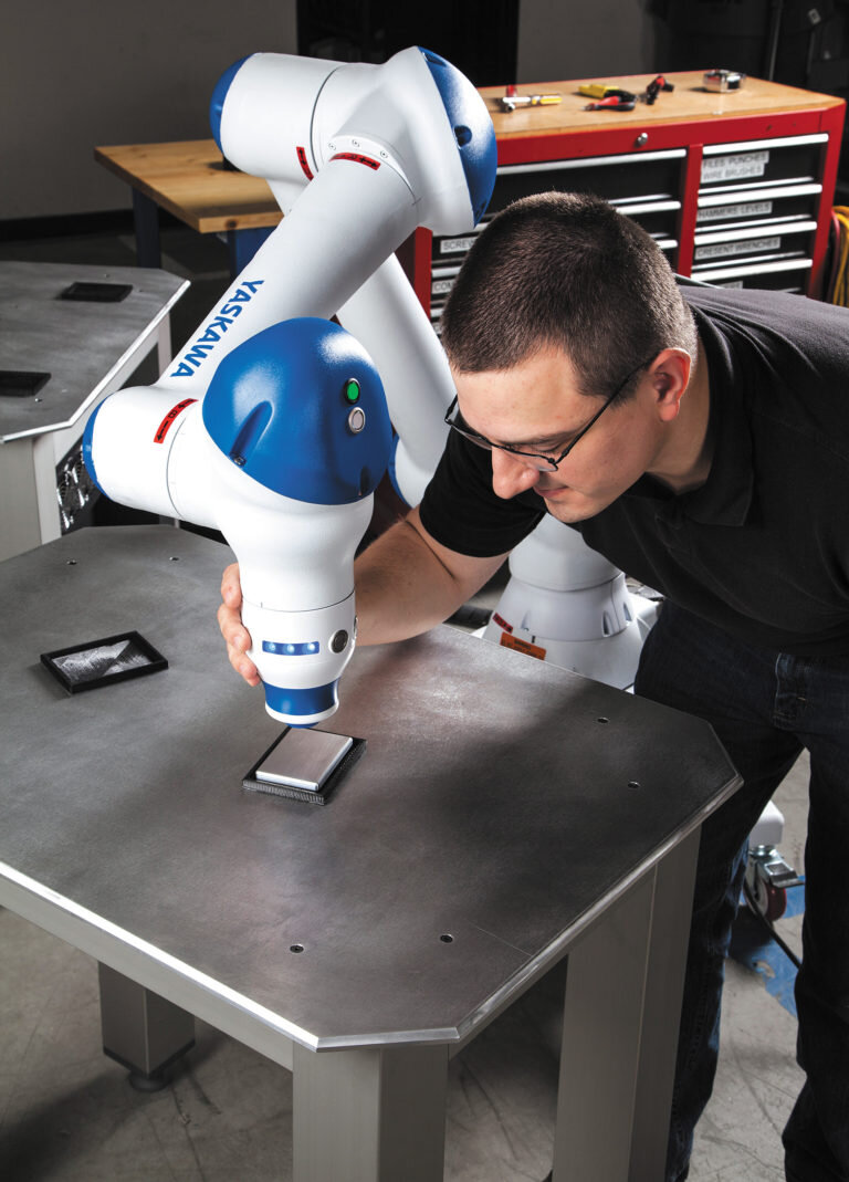 Рис. 1. Если руку коллаборативного робота перемещают, чтобы его чему-то научить, то это не то же самое, что ручное управление