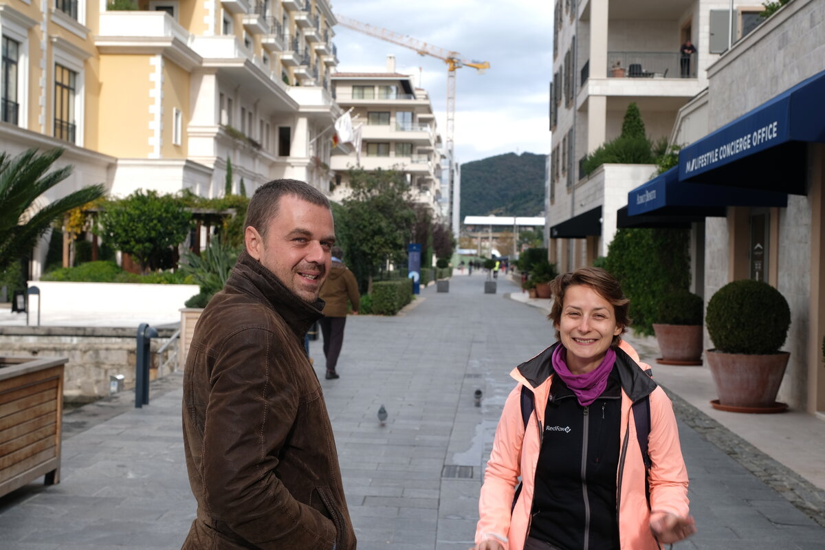 Во мне 1.6 м, в этом черногорце примерно 1.85 м, - это средний рост черногорца. 