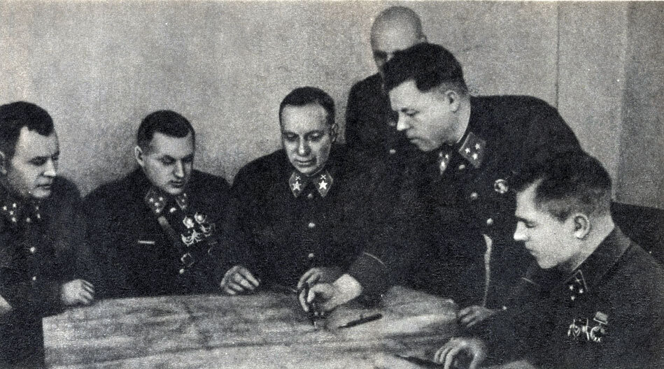 Рокоссовский берлинская операция. Штаб рокоссовского. Маршал рокоссовский. Штаб рокоссовского. Рокоссовский.