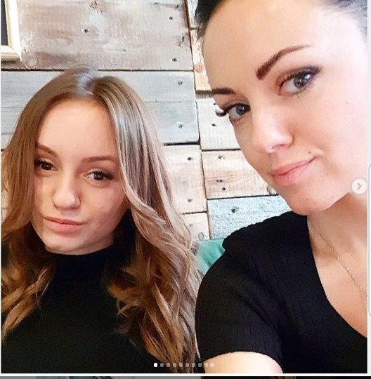 Для вас загадка: где мама, а где дочь?