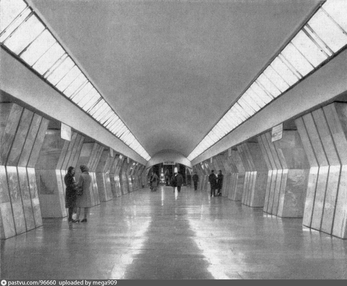 Вид станции в начале 1970-х. Пилоны символизируют перевязанные снопы. Пока не узнал, не мог даже предположить этого за все 13 лет, что езжу здесь