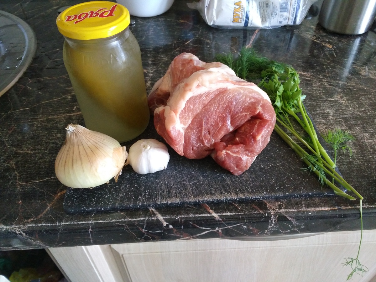 К нему возьмем парочку соленых огурцов, лук, чеснок и укроп с петрушкой.