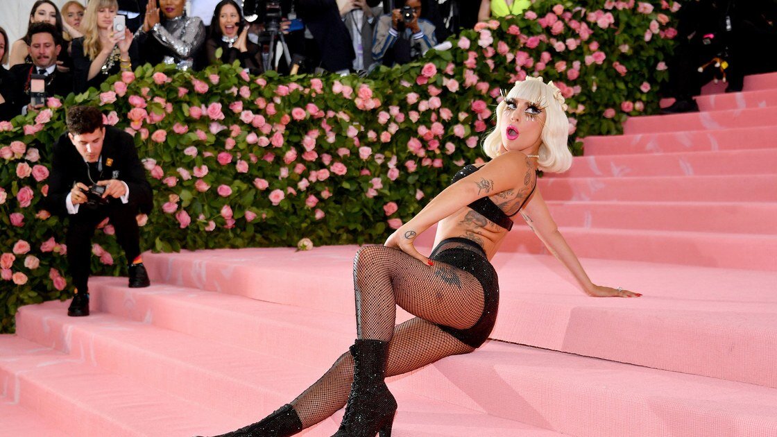Леди Гага на Met Gala 2019 сняла с себя все. Источник: media.vanityfair.com