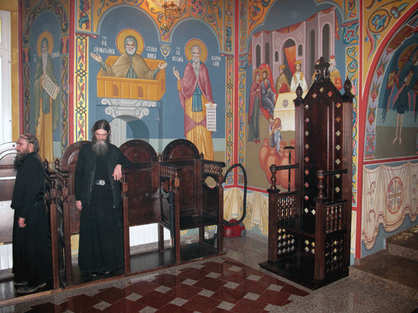  Греческий монастырский храм с креслами-стасидиями
