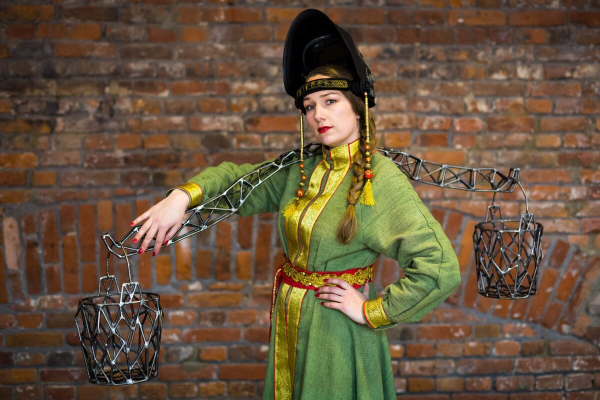 "Королевское коромысло" специально для журнала мод