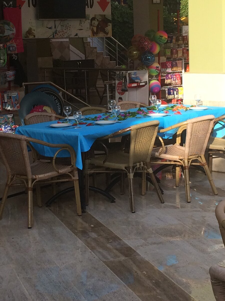 В один день на ужин было накрыто возле бара у бассейна