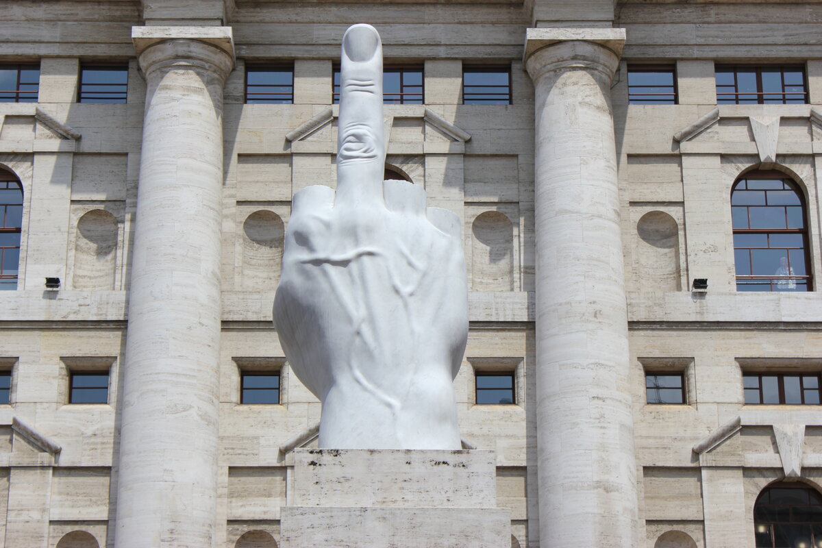 Милан. Монумент "L.O.V.E."