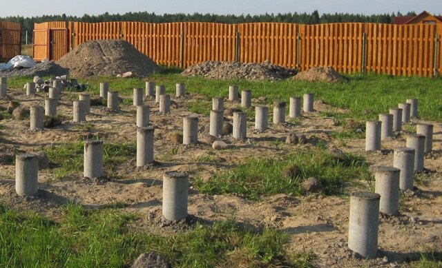 На данном фото есть одна серьезная ошибка при устройстве буронабивных фундаментов. Не сделаны выпуски арматуры для связи с ростверком, закладных элементов для приварки или анкерных болтов на фото так же не видно.