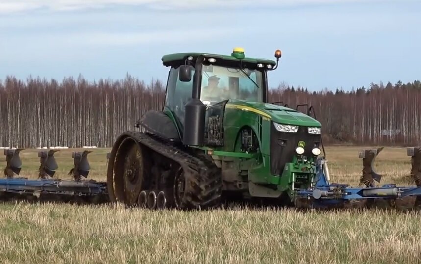 John Deer пашет финскую землю