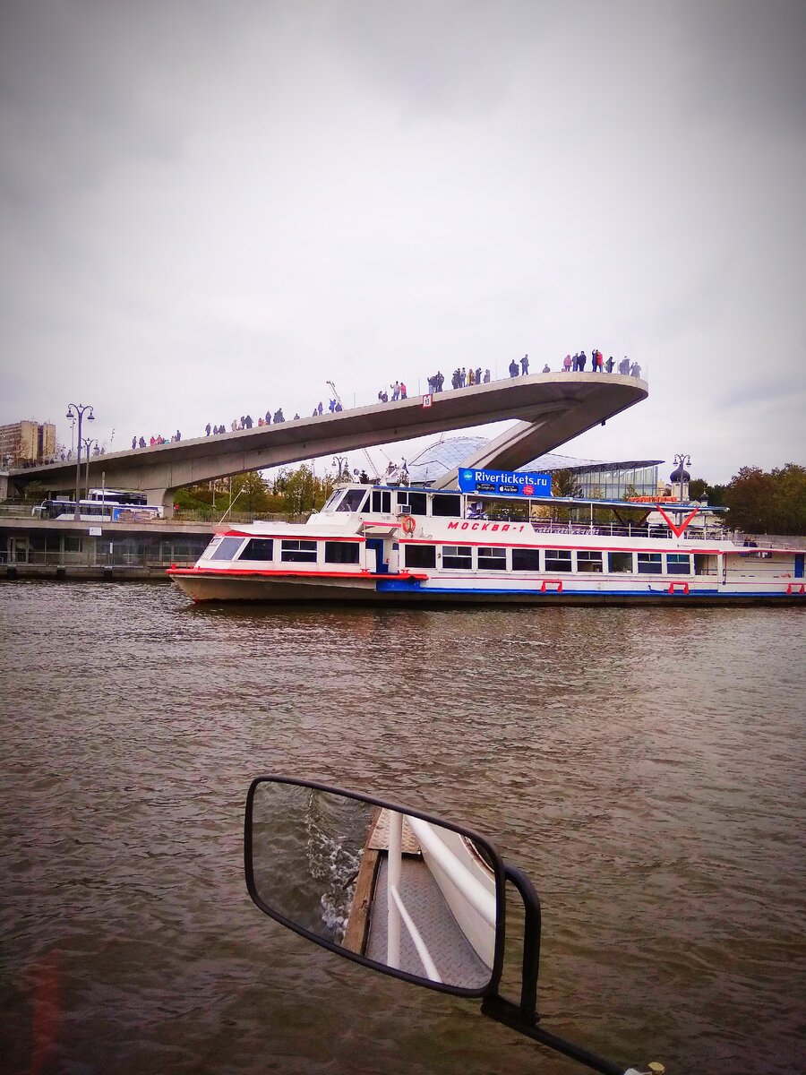 Пока ещё открыта навигация, ловите уходящие лучи солнца на реке.

На  @rivertickets.ru  мы можете выбрать любую речную прогулку .
Можете сделать подарок на день рождение , как я своей подруге и убить трёх зайцев : отметить др, полюбоваться видами Москвы с воды и вкусно пообедать.