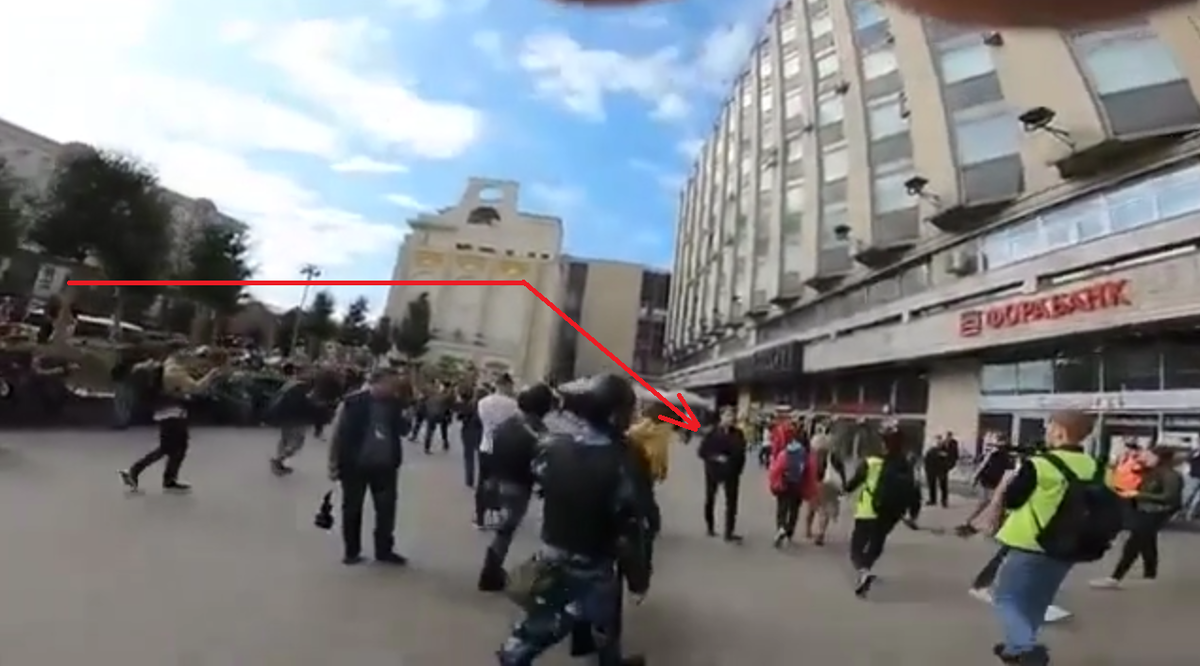 Скрин П.Устинова во время задержания. 