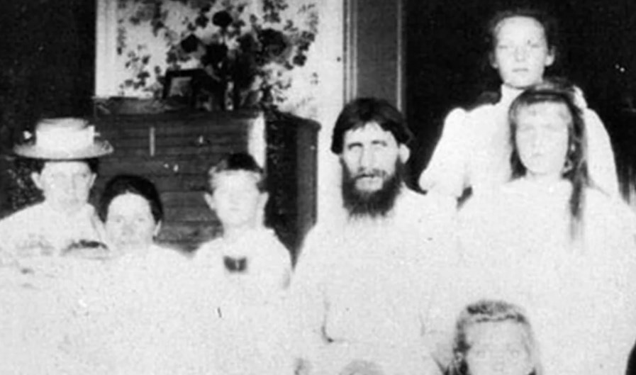 Распутин с царской семьей