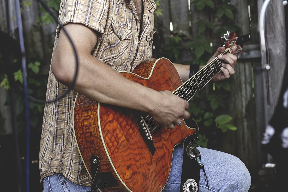 https://pixabay.com/photos/guitar-strumming-music-guitarist-1149862/