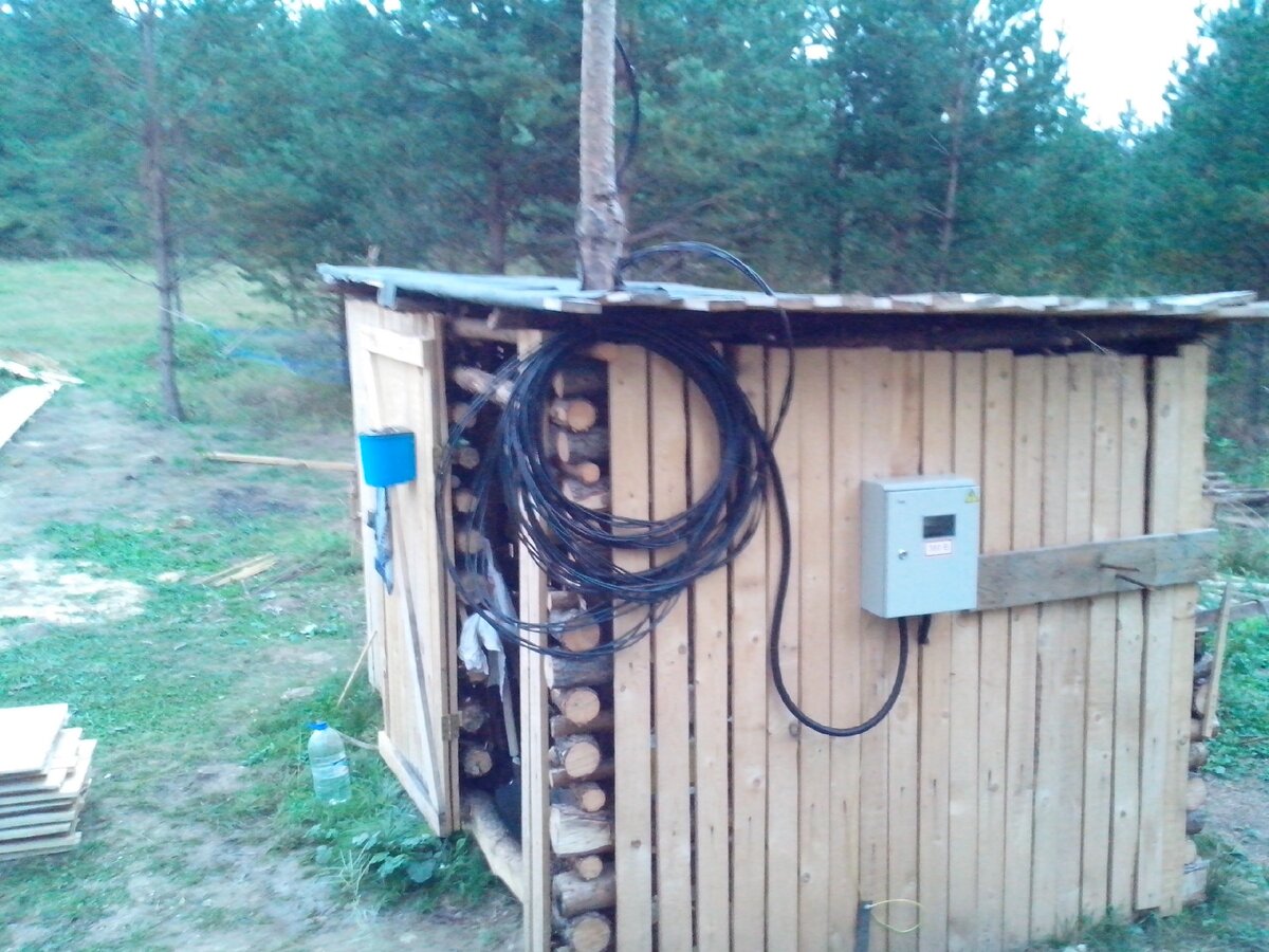 Фото уже после подключения электричества, но об этом подробнее в следующей статье.