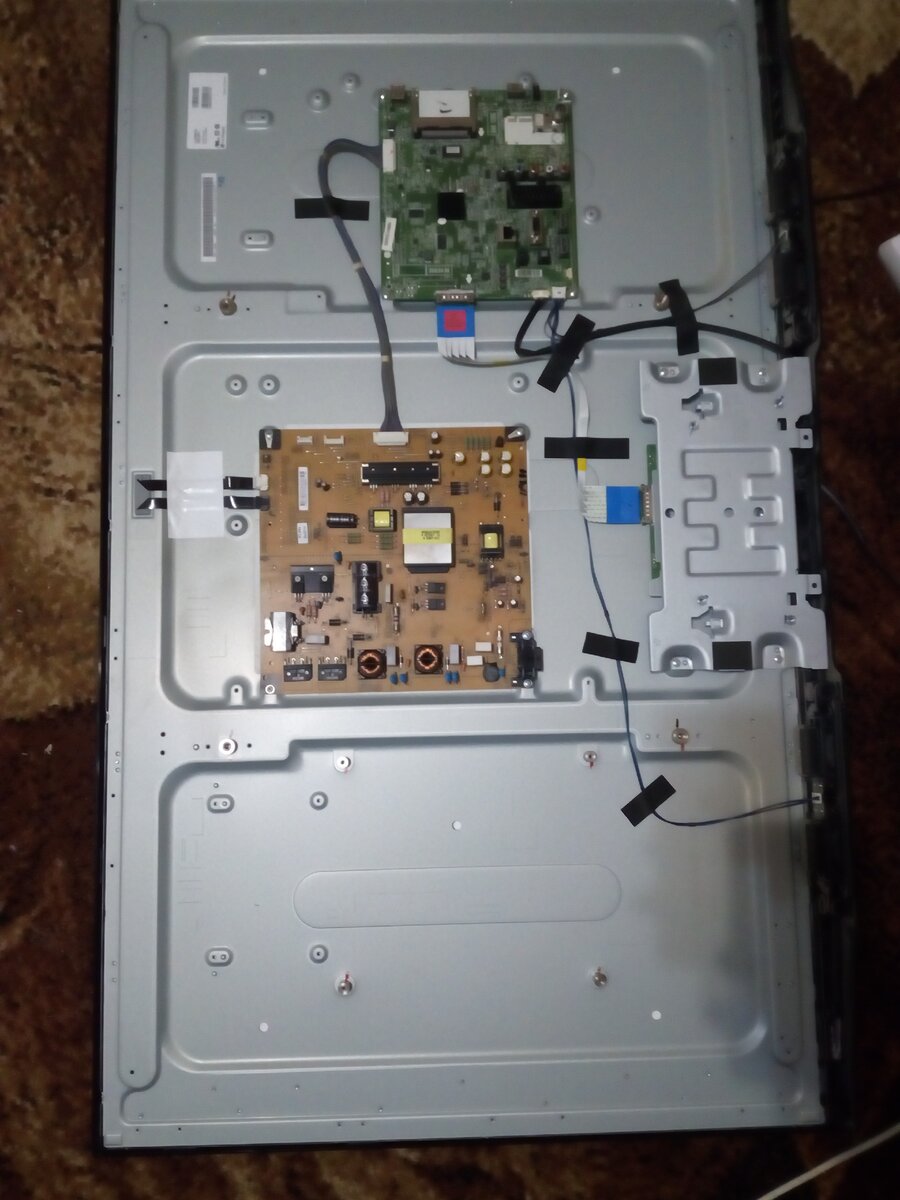 LG 47LS5610 такой изумительный вид современного телевизора внутри, как мы тут можем видеть, телевизор нынче практически совсем пустой, три платы и сама стеклина со светодиодами под ней.