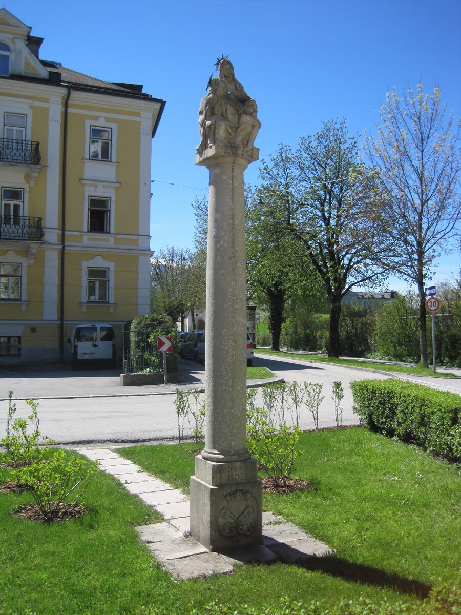 Колонна Pieta со скорбящей Богоматерью.