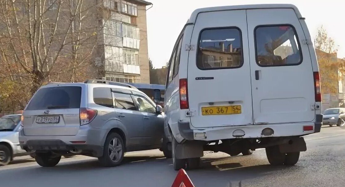 Уступи дорогу автобусу отъезжающему от остановки. Нужно ли уступать дорогу маршруткам отъезжающим от остановки. Надо ли пропускать автобус отъезжающий от остановки. Обязаны ли вы уступить дорогу маршрутному. Авто с отъезжающей дверью.