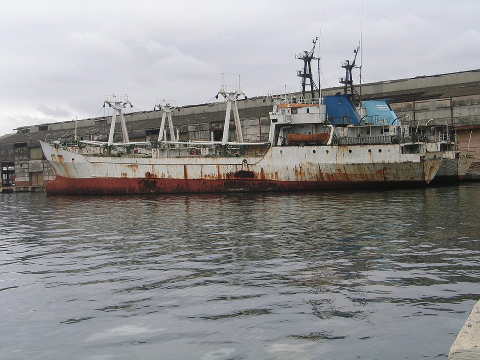 pixabay.com/photos/rusty-ship-old-boat-sea-ocean-1169599/