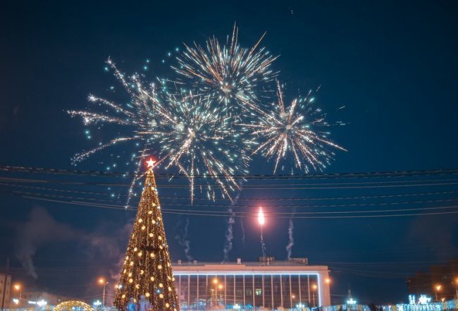  
На площади Ленина в Якутске зажгли новогоднюю елку, а потом прогремел салют, который поразил публику своей красотой. Напомним, в эти дни в республике проходит фестиваль «Зима начинается с Якутии». 