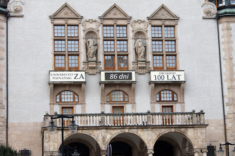 Одно из зданий университет им. Адама Мицкевича. Весной этого года отмечали 100-летие университета. 