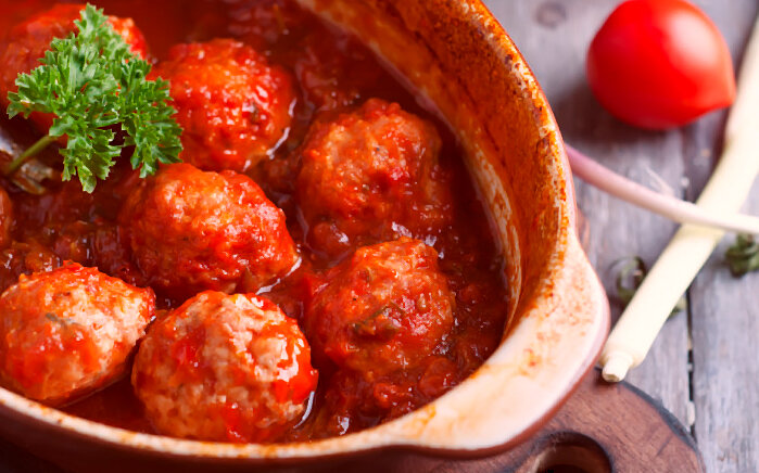 Сочные гречаники в томатном соусе