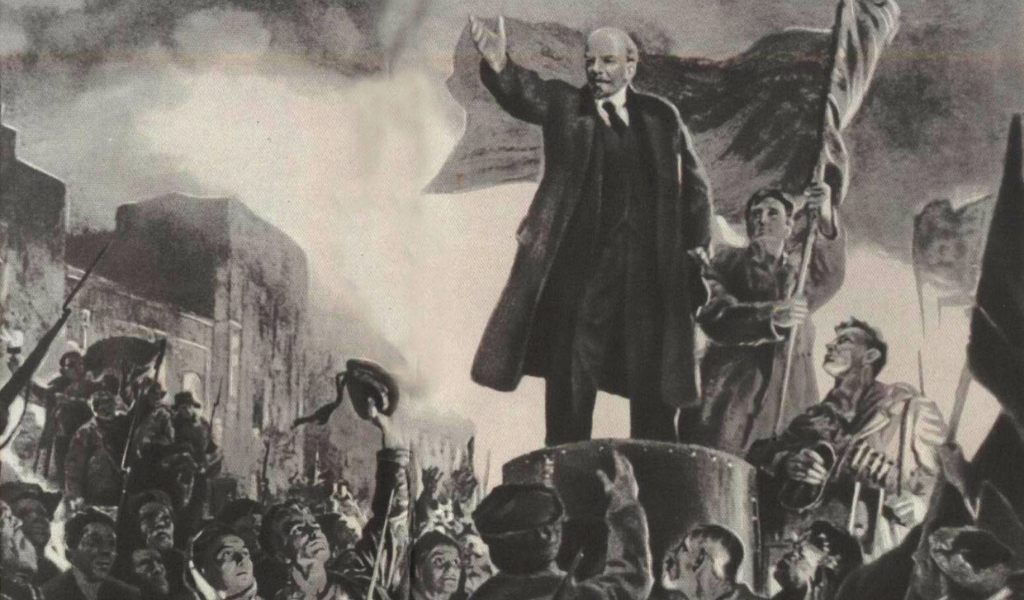 Есть памятники, на которых Ленин не на постаменте, а на символической крыше броневика. 