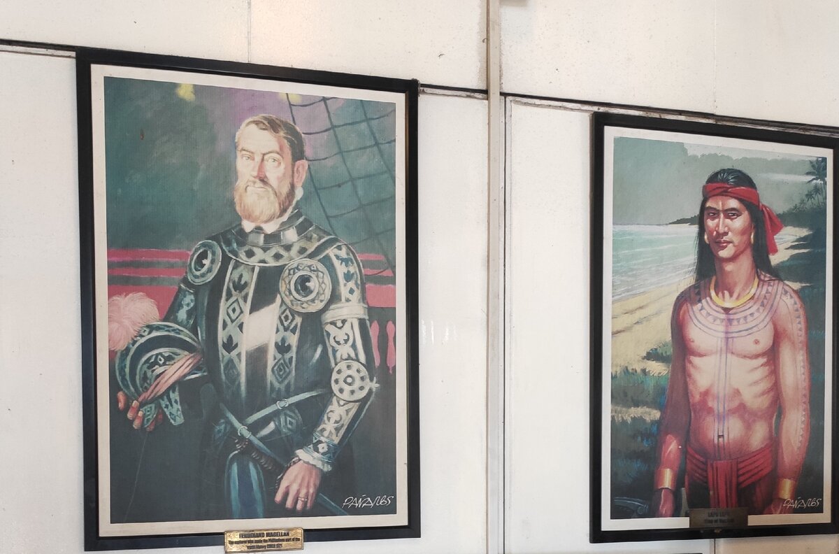Картины в музее форта Сан Педро, Себу              Слева Фернан Магеллан, справа воспротивившийся ему вождь Лапу-Лапу