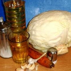 ШАГ 1:
Берем продукты по списку и смотрим рецепт, по которому мы очень быстро приготовим нашу капусту.