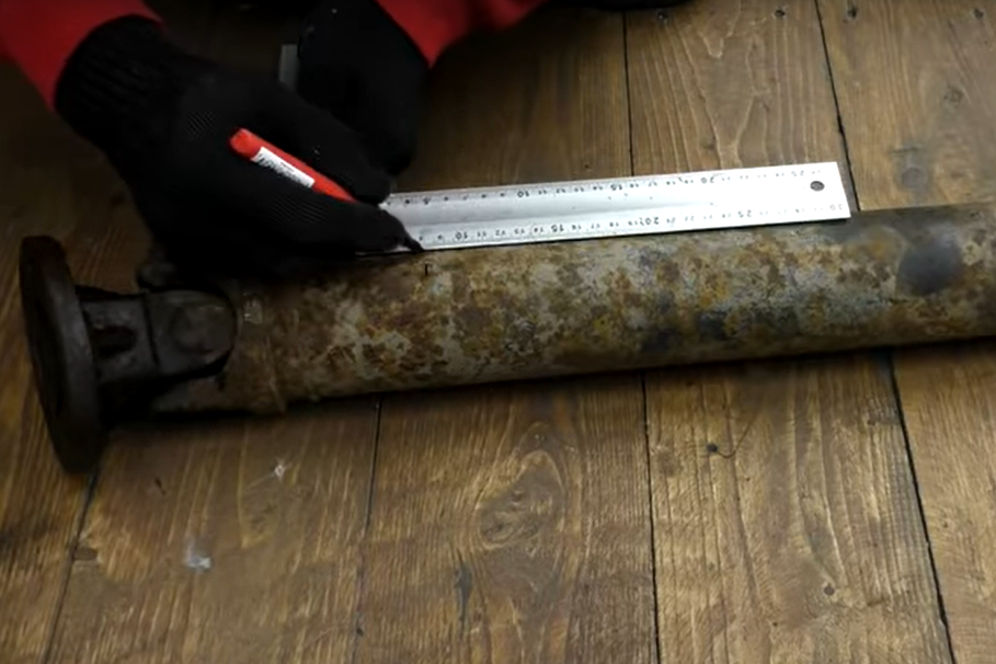 отмеряю где обрезать на кардане 