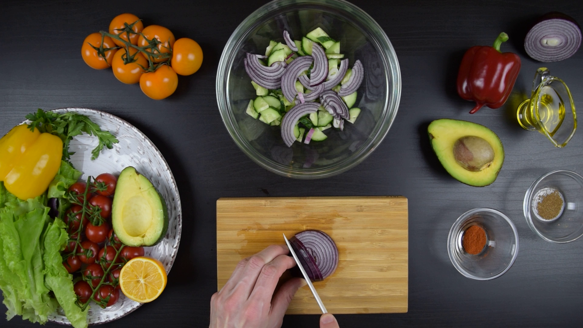 Нарезаем лук полукольцами