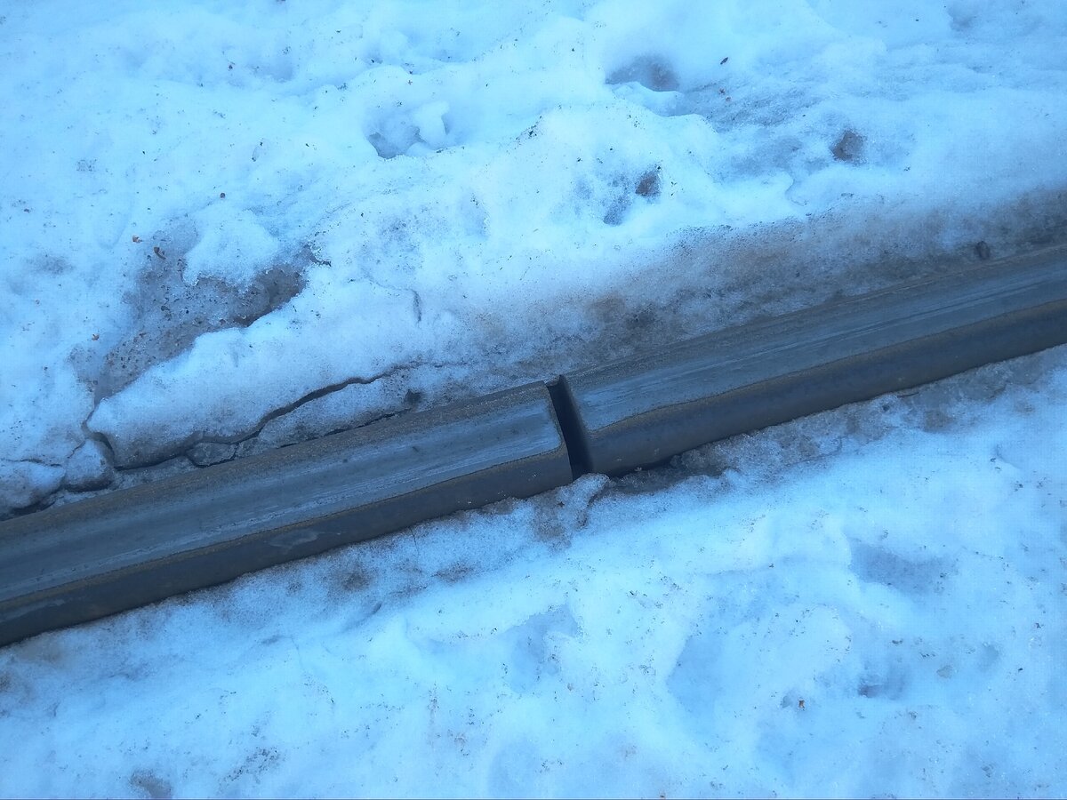 Стык рельсов. Также видно, что накат таки имеется: значит, периодически здесь что-то ездит.