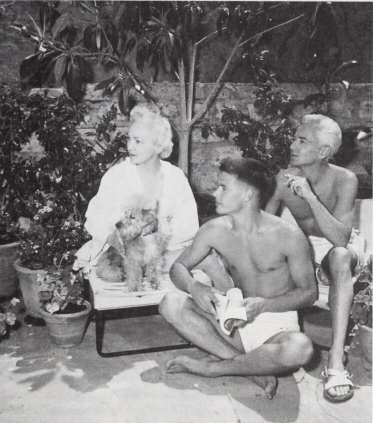 При всей своей гомофобии Портер не чуралась гостить на вилле американского художника Пола Кадмуса (на фото крайний справа) и его бойфренда.