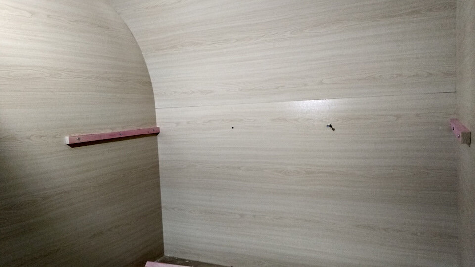 Полка будет подъемная, крепимся основательно.