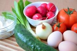 ШАГ 1:
Я готовлю такое блюдо с того самого момента, как познакомилась с его незабываемым вкусом в гостях у тети. именно она научила меня, как правильно приготовить салат из черемши. Делюсь рецептом. Берем продукты по списку.