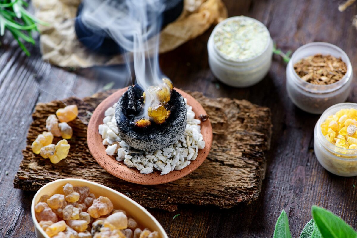 Вот так выглядит ладан: мы привыкли, что маленькие кусочки смолы обычно жгут в церкви. Но из ладана также делают эфирное масло.